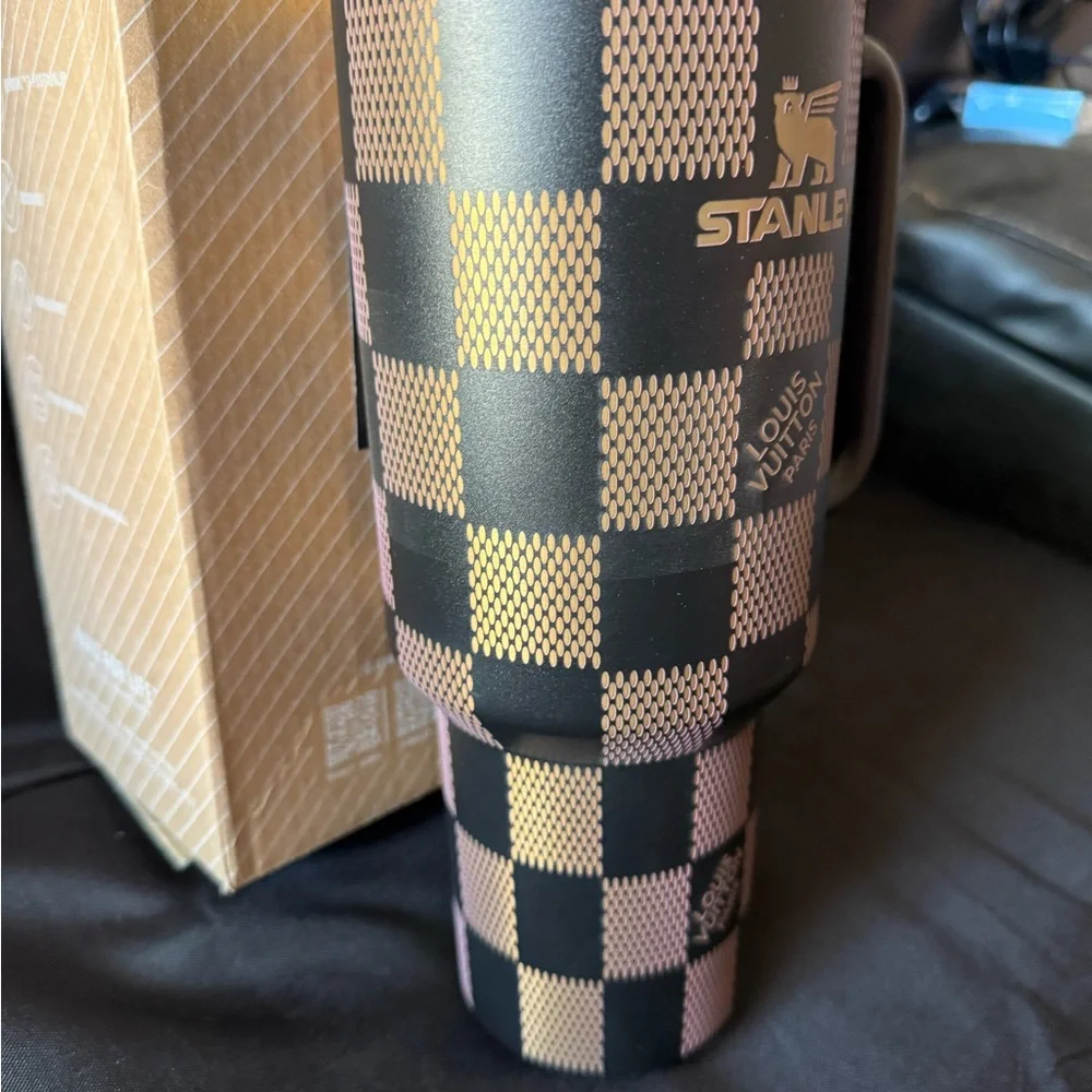 New Stanley 40oz Laser LEngravedV Checkered Travel Mug - Black and Gold - Picture 4 of 8